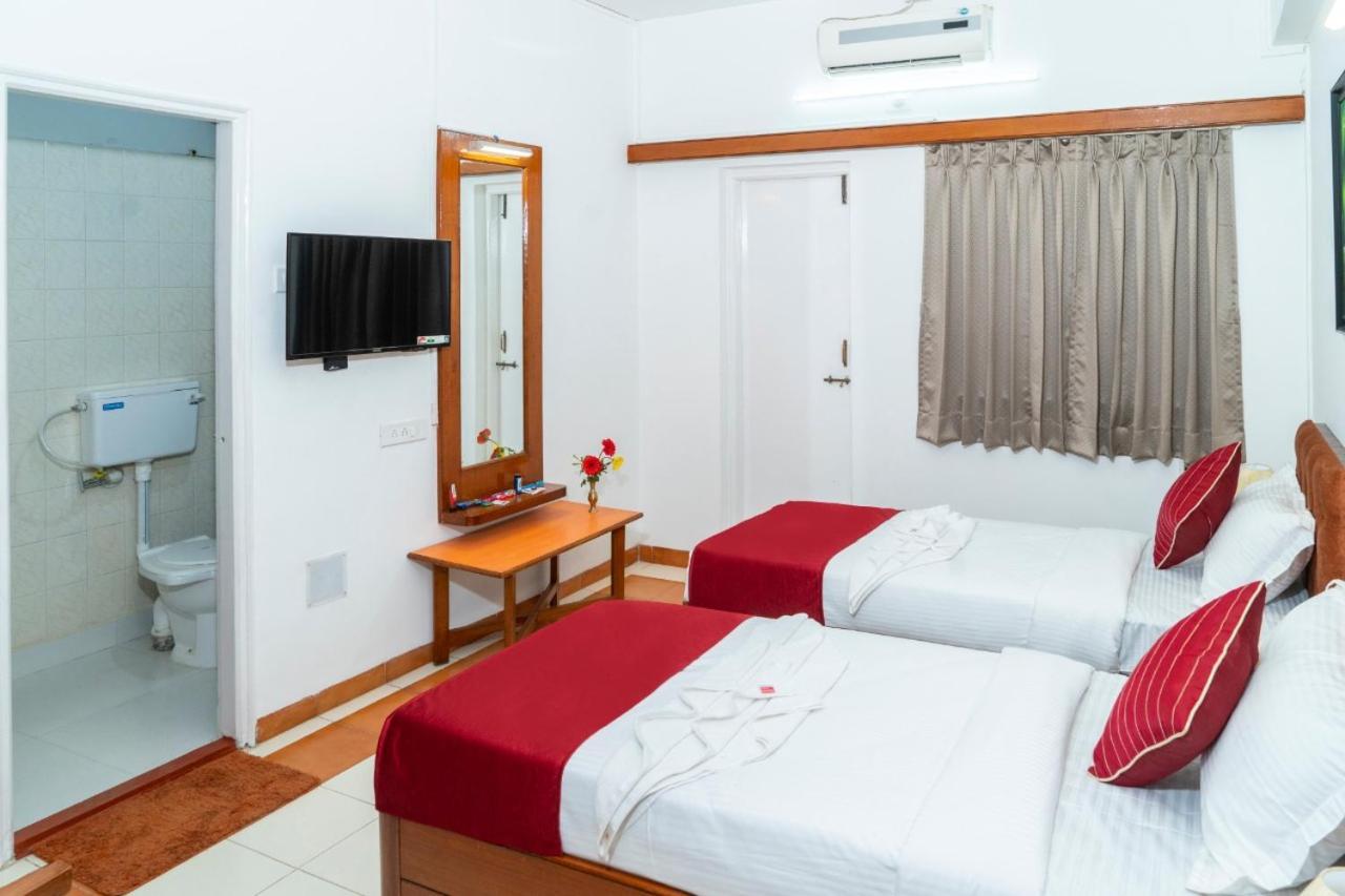 Hotel Green Field Satara Esterno foto